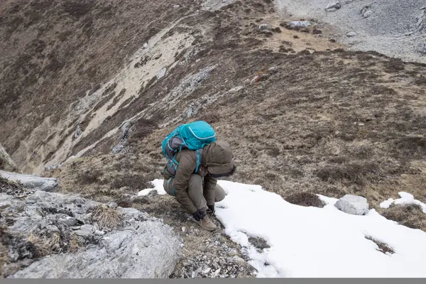 Kobieta Turysta Piesze Wędrówki Szczycie Góry Tybecie — Zdjęcie stockowe