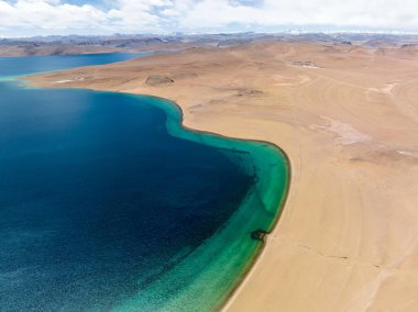 Çin, Tibet 'teki buzlu göl manzarası.