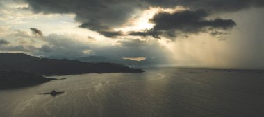 Sabah okyanus manzaralı fırtına bulutlarının hava görüntüsü