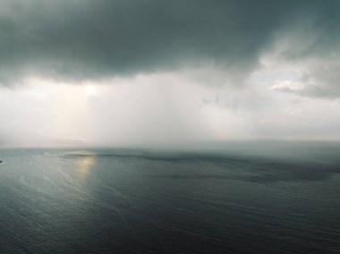 Sabah okyanus manzaralı fırtına bulutlarının hava görüntüsü