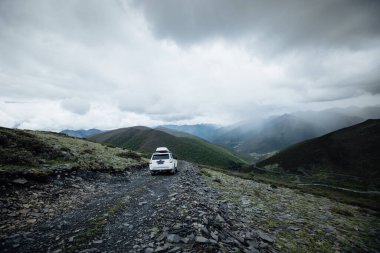 Yüksek rakımlı dağ yolunun tepesindeki off-road vagonu, Çin