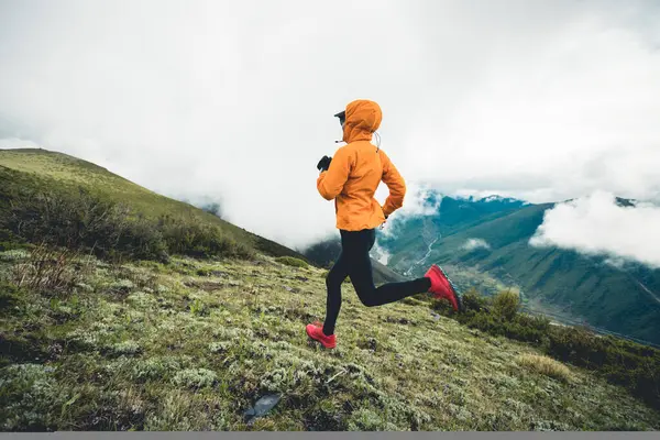 Mujer Trail Runner Cross Country Running High Altitude Mountain Peak —  Fotos de Stock
