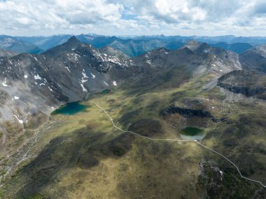 Çin, Sichuan 'daki yüksek rakımlı dağ ve göl manzarasının güzel manzarası.