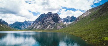 Çin 'deki güzel dağ ve göl manzarası