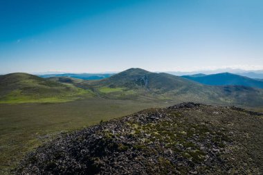 Çin 'deki yüksek rakımlı dağ manzarasının güzel manzarası.