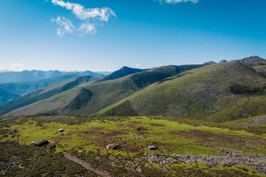 Çin 'deki yüksek rakımlı dağ manzarasının güzel manzarası.