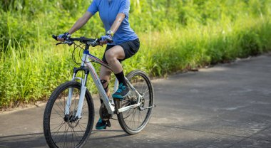 Bahar ormanlarında bisiklet sürmek