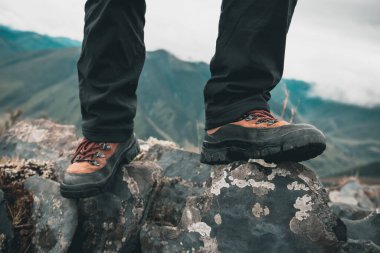 Yüksek rakımlı çayırlarda yürüyen kadın bacakları.