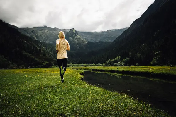 Vrouw Trail Loper Cross Country Hardlopen Prachtige Natuur — Stockfoto