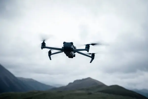 Yükseklerdeki Dağlarda Uçan Dron — Stok fotoğraf