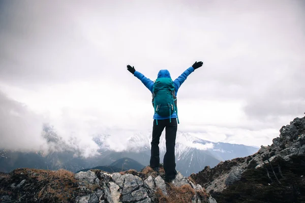 Женщина Турист Наслаждаться Видом Вершине Скалы Горы Край Лицом Заснеженным — стоковое фото