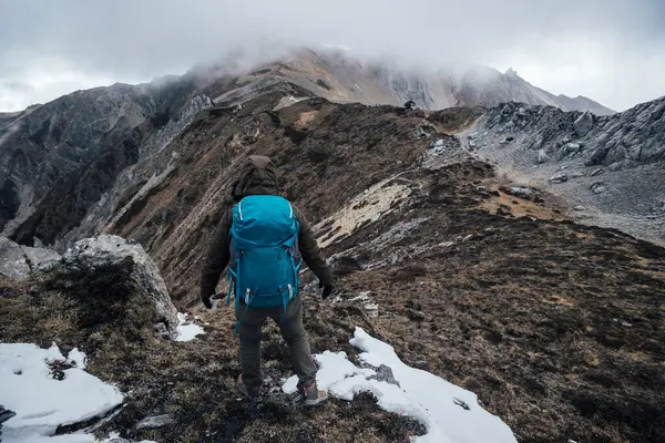 ティベットの山頂でハイキングする女性 — ストック写真
