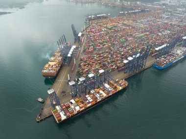 Shenzhen, Çin - 20 Haziran 2022: Shenzhen, Çin 'deki Yantian uluslararası konteyner terminalinin hava görüntüleri