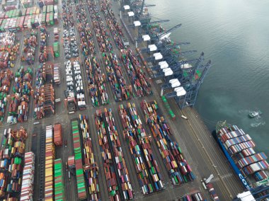 Shenzhen, Çin - 20 Haziran 2022: Shenzhen, Çin 'deki gece şehirlerinin hava görüntüleri