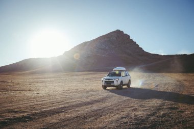 Yüksek irtifa dağ yamacında off-road araba sürüyorum.