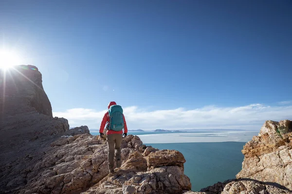 Woman Hiker Climbing Mountain Top Cliff Edge Lakeside — Stock Photo, Image