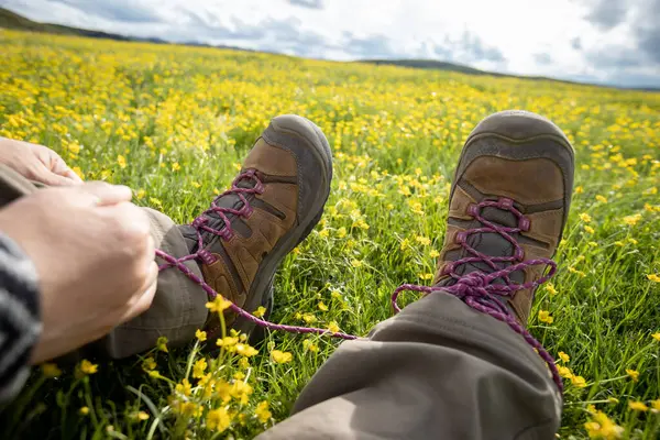 Atar Cordones Zapatos Pequeñas Flores Amarillas —  Fotos de Stock