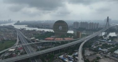 Şehirdeki modern fütüristik bir binanın havadan görünüşü