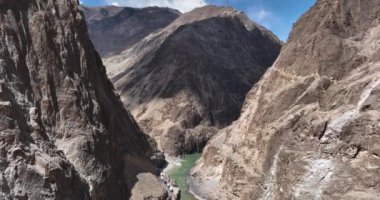 Kayalık dağlardaki nehir manzarası