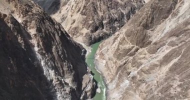 Kayalık dağlardaki nehir manzarası