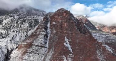 Sisli dağların güzel manzarası