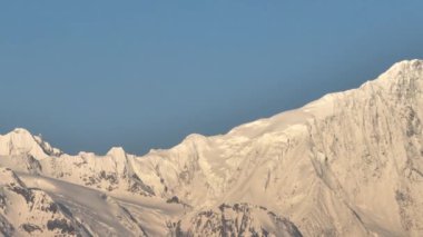 Dağlarda karla kaplı zirveler