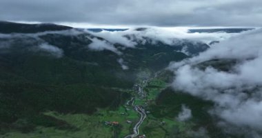 Sisli hava ile dağ köyünün hava manzarası