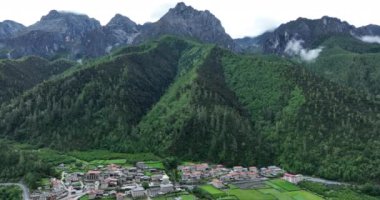 Güzel manzara, dağlardaki köy.