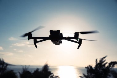 uçan silüeti robot hangi alarak fotoğraf gündoğumu deniz üzerinde