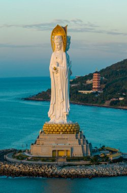 Hainan, Çin - 15 Kasım 2023: Nanshan tapınağındaki Guanyin heykelinin havadan görünüşü, Hainan Adası, Çin
