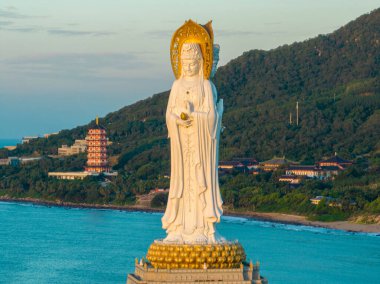 Hainan, Çin - 15 Kasım 2023: Nanshan tapınağındaki Guanyin heykelinin havadan görünüşü, Hainan Adası, Çin