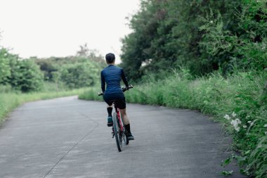Bahar ormanlarında bisiklet sürmek