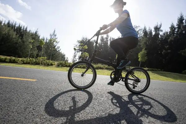 Güneşli Sahil Yolunda Bisiklet Sürüyorum — Stok fotoğraf