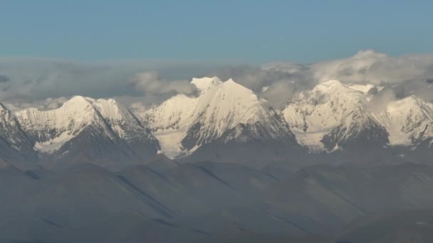 Schneebedeckte Gipfel Den Bergen — Stockvideo