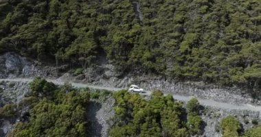 Dağ yolunda araba sürüyor.