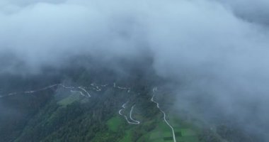 Göl ve bulutlarla dağların güzel manzarası