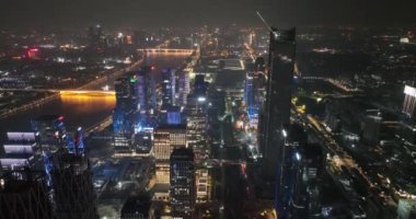 Akşam karanlığında şehrin manzarası.