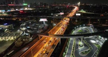 Akşam karanlığında şehrin manzarası.