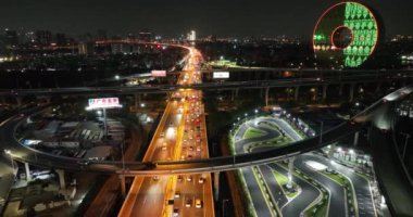 Akşam karanlığında şehrin manzarası.