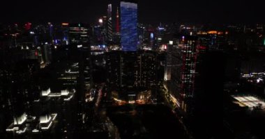 Akşam karanlığında şehrin manzarası.