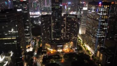 Akşam karanlığında şehrin manzarası.