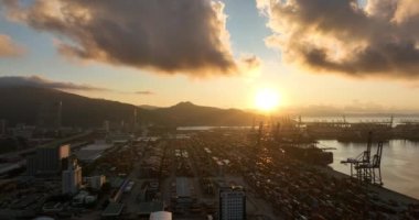 Shenzhen, Çin - 2022 Çemberi: Çin 'in Shenzhen kentindeki Yantian limanındaki hava manzarası