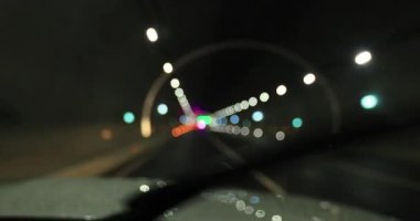 Gece yolundaki arabanın bulanık görüntüsü