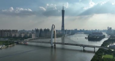 Nehirli Hong Kong şehrinin hava manzarası.