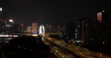 Akşam karanlığında şehrin manzarası.