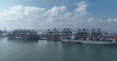 Shenzhen, Çin - 2022 Çemberi: Çin 'in Shenzhen kentindeki Yantian limanındaki hava manzarası