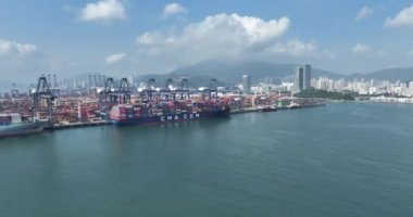 Shenzhen, Çin - 2022 Çemberi: Çin 'in Shenzhen kentindeki Yantian limanındaki hava manzarası