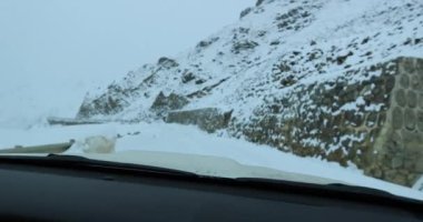 Kış dağlarında araba sürmek