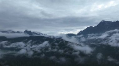 Dağlardaki bulutların manzarası