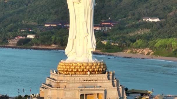 海南省海南岛南山寺庙海滨的慈悲女神雕像 — 图库视频影像